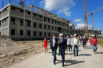 Антон Алиханов проверил ход строительных работ на медицинских объектах Антон Алиханов проверил ход строительных работ на медицинских объектах
