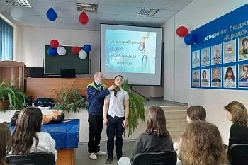 Около шестидесяти школьников пришли на день открытых дверей к сотрудникам службы скорой медицинской помощи Около шестидесяти школьников пришли на день открытых дверей к сотрудникам службы скорой медицинской помощи