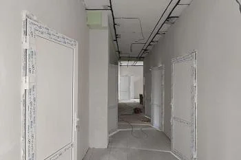 Продолжается капитальный ремонт врачебной амбулатории в поселке Ясном под Славском Продолжается капитальный ремонт врачебной амбулатории в поселке Ясном под Славском